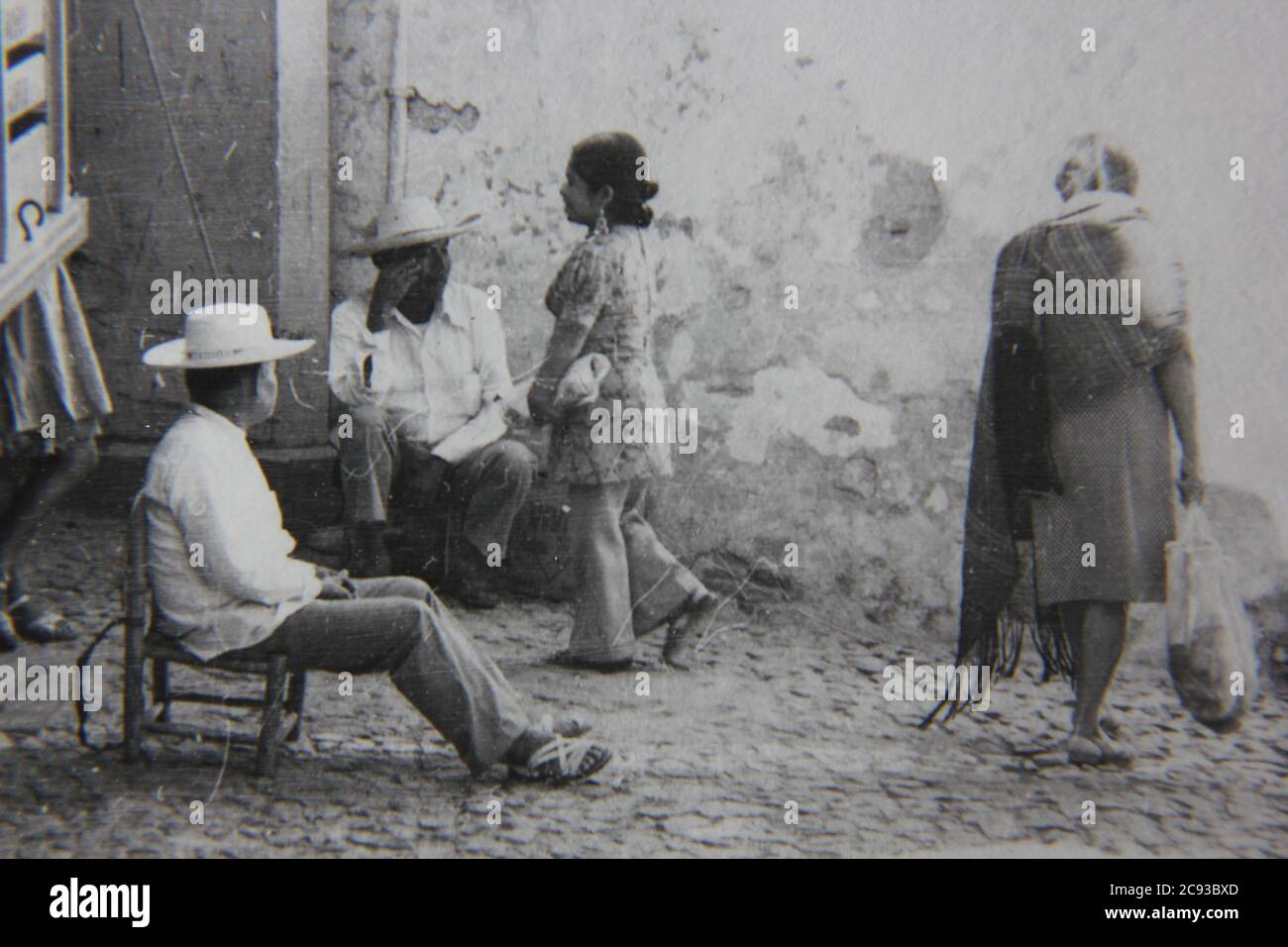 Bella fotografia in bianco e nero degli anni '70 degli anziani che si affacciano sulle strade di una piccola città del Messico. Foto Stock