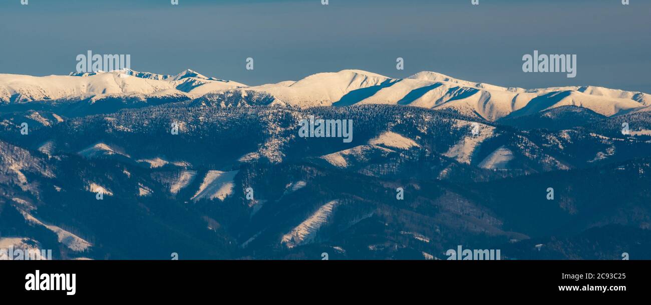 La parte più alta delle montagne di Nizke Tatry dal foro di Martinske nei monti Mala Fatra in Slovacchia durante la giornata invernale con cielo limpido Foto Stock