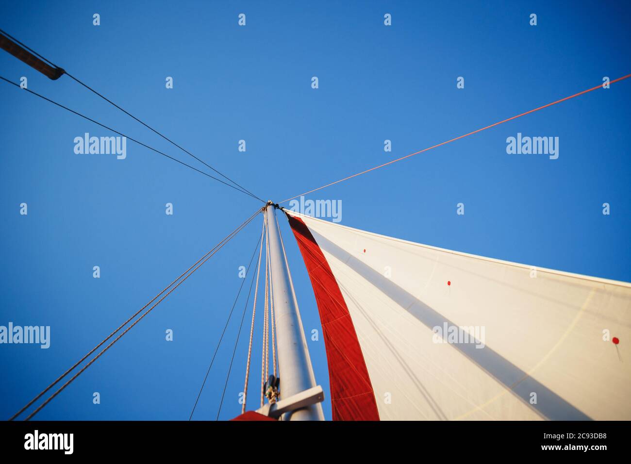 Top della barca a vela, testa d'albero, vela e dettagli yacht in corda nautica. Yachting, sfondo marino Foto Stock