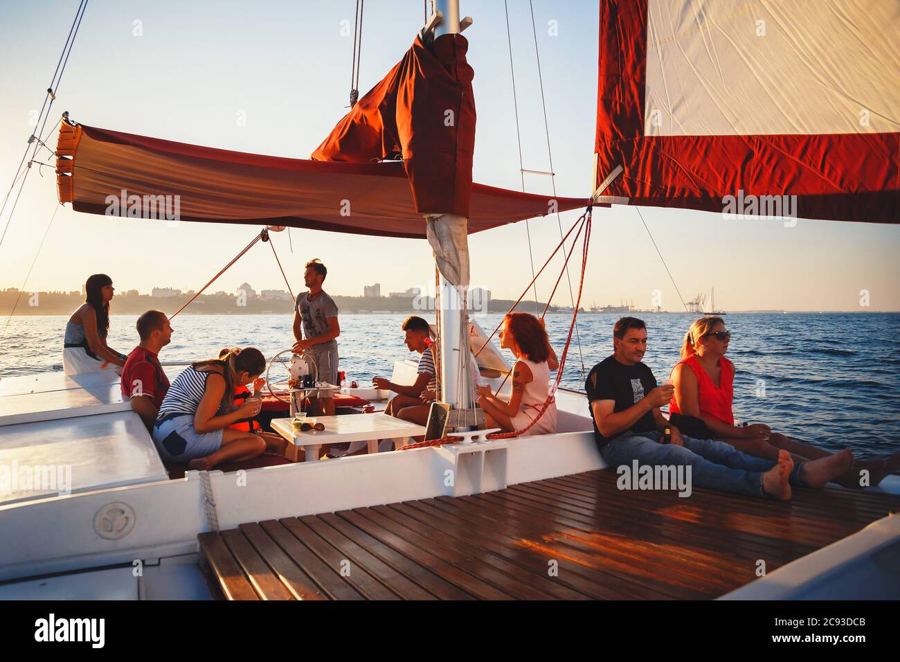 ODESSA, UCRAINA - 10 SETTEMBRE 2016: Diverse persone all'escursione in barca in mare, tramonto estivo Foto Stock