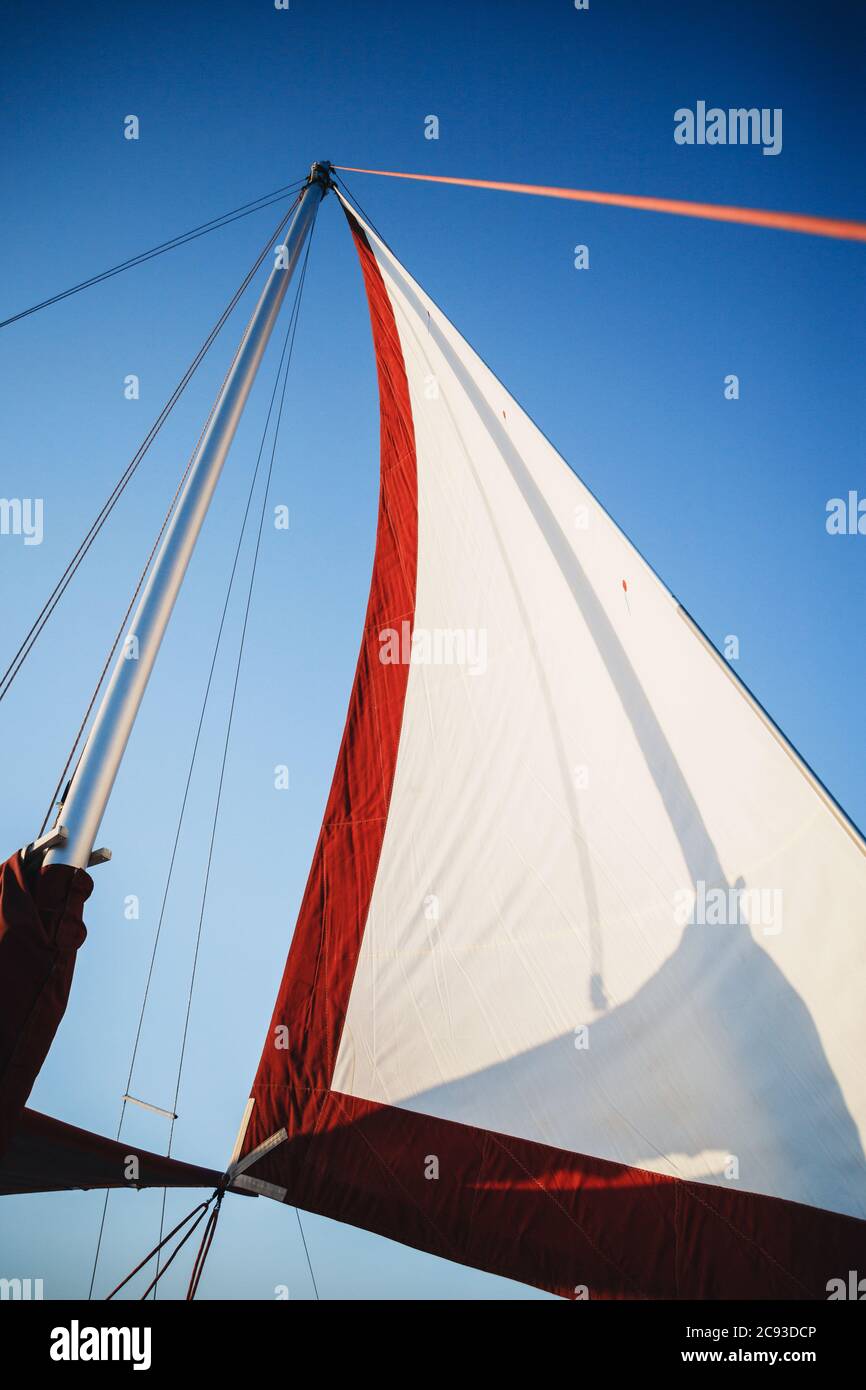 Top della barca a vela, testa d'albero, vela e dettagli yacht in corda nautica. Yachting, sfondo marino Foto Stock