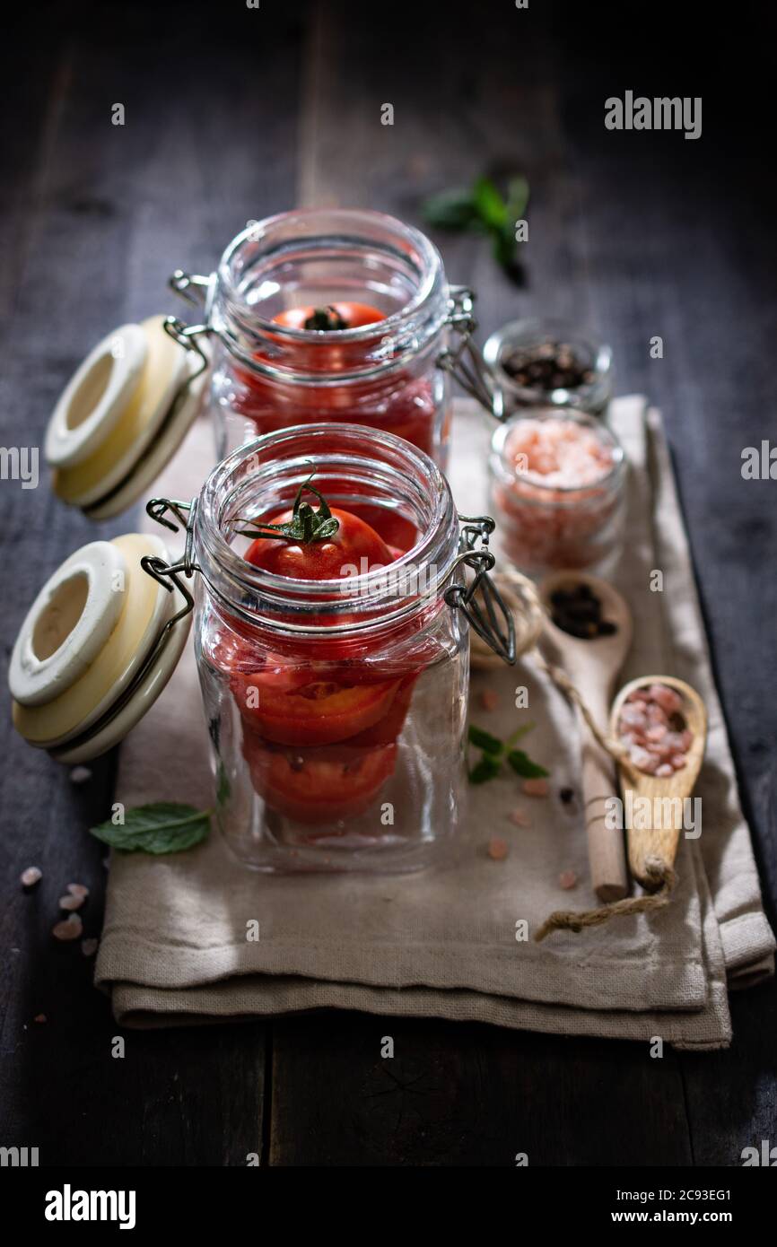 Insalata di pomodoro in barattoli. UN dolce cibo naturale di verdure snack. Cibo sano e bevande. Foto Stock