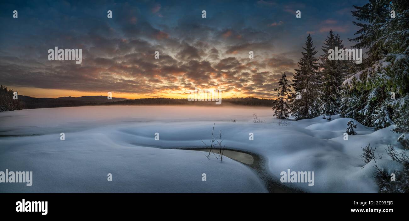 Tramonto alba a Cerna Nisa diga vicino Bedrichov città in Jizera Montagne, Repubblica Ceca, la migliore foto, inverno e gelo. Foto Stock