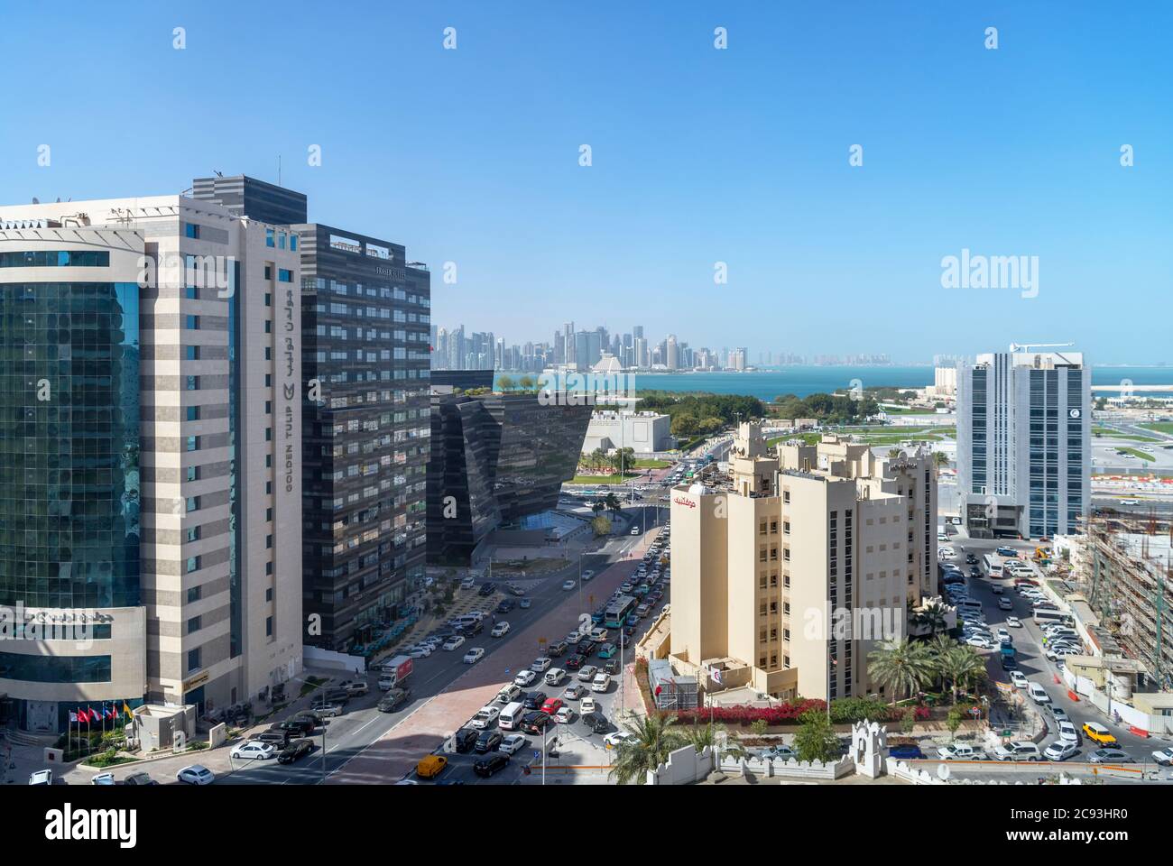 Lo skyline del quartiere centrale degli affari di West Bay dal DoubleTree by Hilton Hotel Doha - Old Town, Doha, Qatar, Medio Oriente Foto Stock
