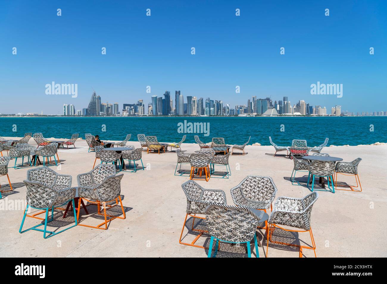 Il mia Park Cafe nel mia Park con lo skyline del West Bay Central Business District dietro, Doha, Qatar, Medio Oriente Foto Stock