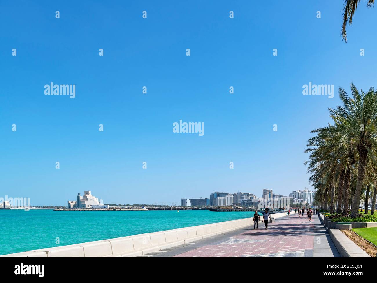 La Corniche guardando verso il Museo d'Arte Islamica, Doha, Qatar, Medio Oriente Foto Stock