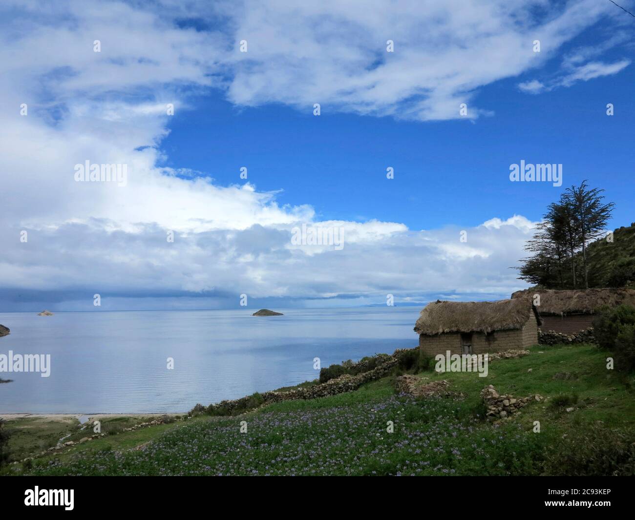 Casa al confine del lago Titicaca tra Perù e Bolivia, nelle Ande, è uno dei più grandi laghi del Sud America e la navi più alta del mondo Foto Stock