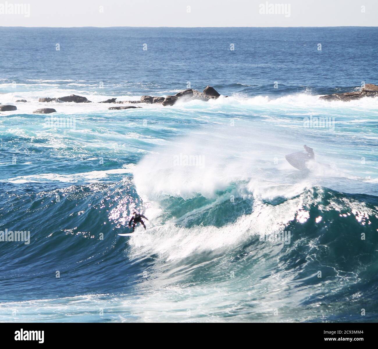 SYDNEY, AUSTRALIA - 25 maggio 2016: Big Wave Rider in Australia in una perfetta giornata blu con moto d'acqua Foto Stock