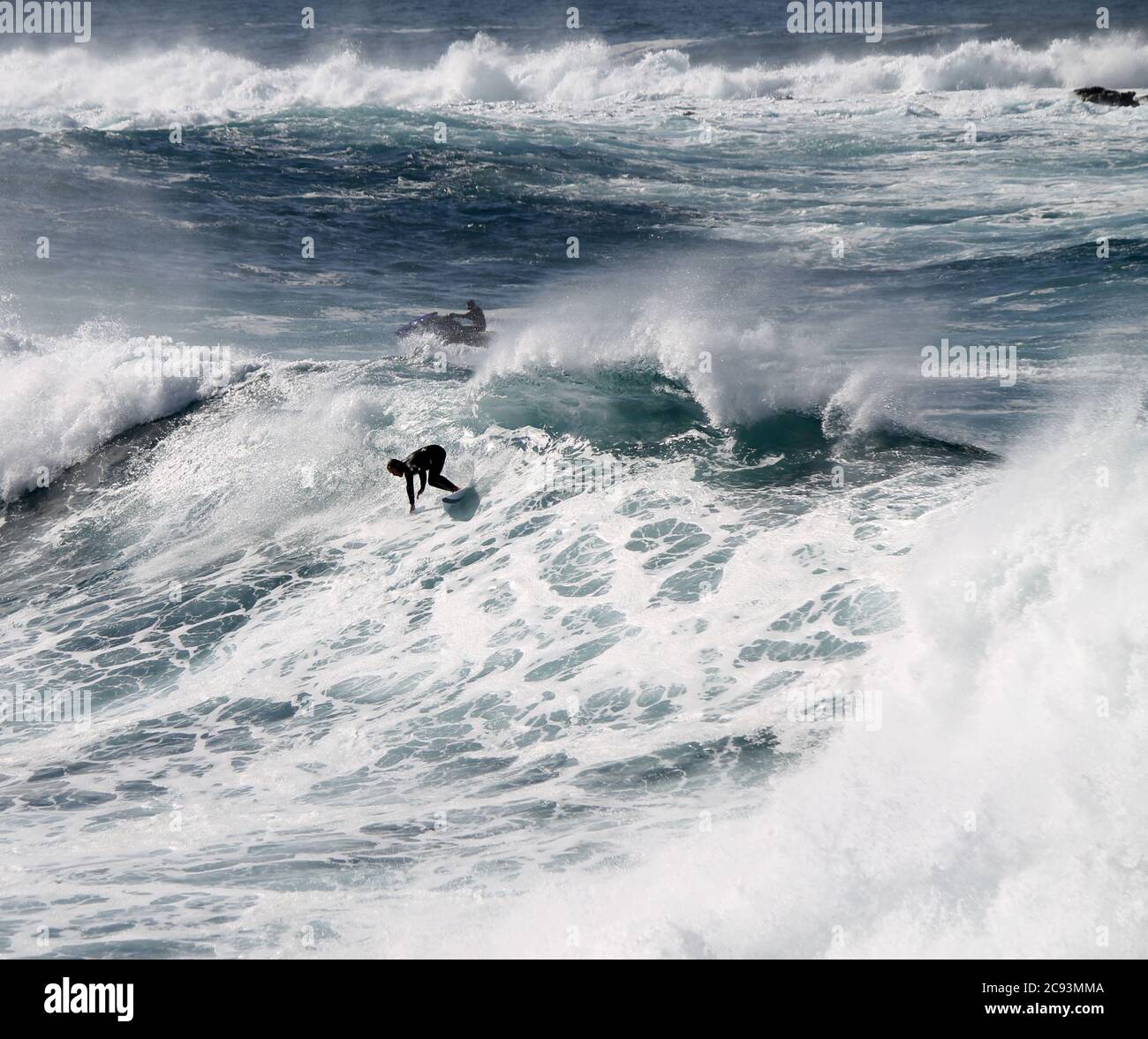 SYDNEY, AUSTRALIA - 25 maggio 2016: Big Wave Rider in Australia in una perfetta giornata blu con moto d'acqua Foto Stock