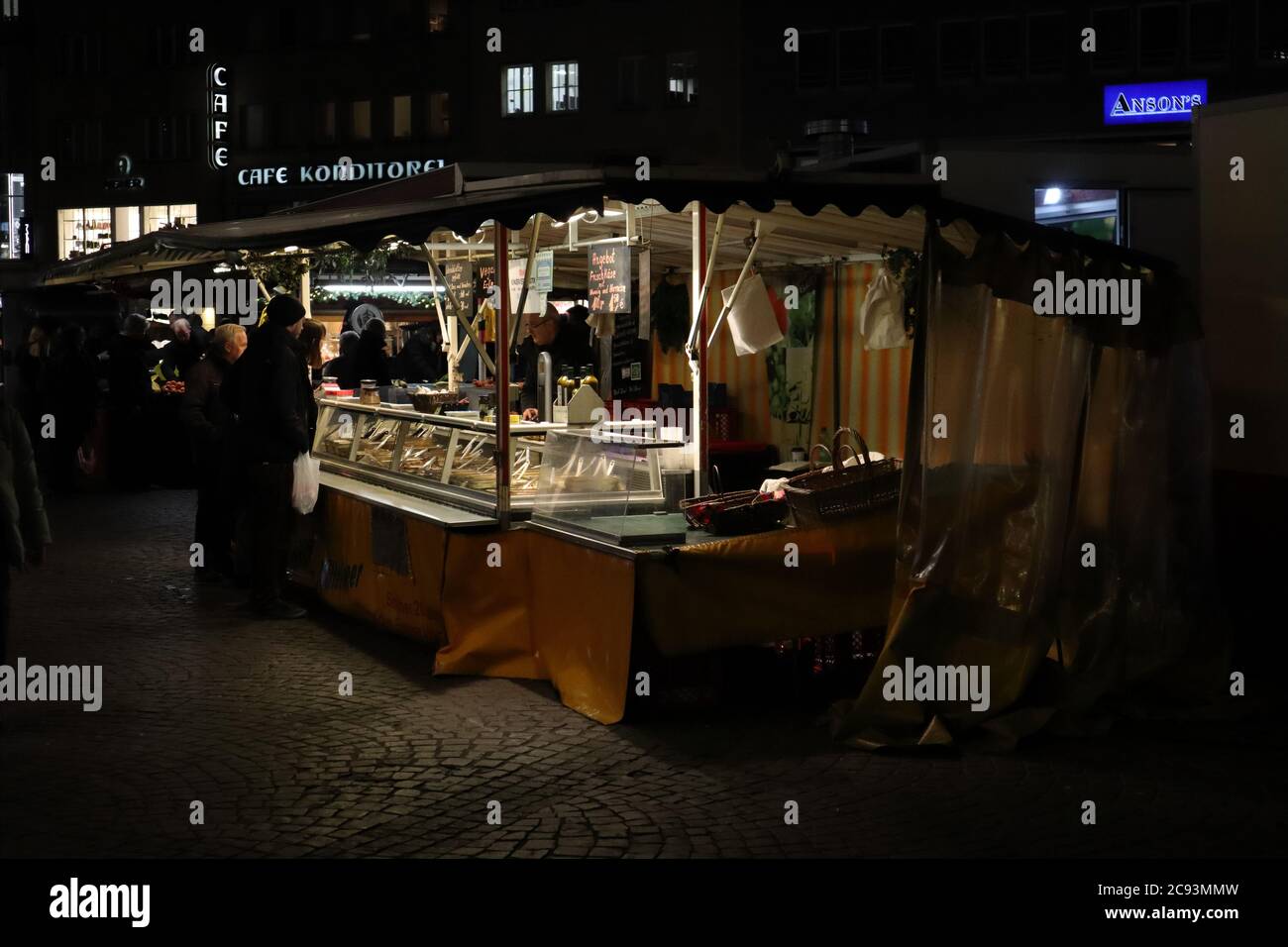 Bonn, Nordrhein-Westfalen/Germania - Dicembre 27 2018: Mercato centrale nella città di Bonn di notte Foto Stock