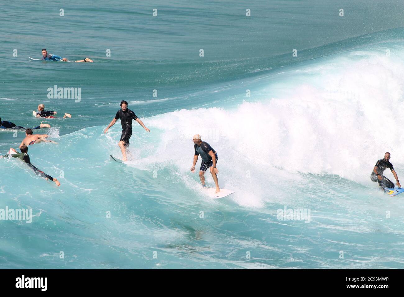MAROUBRA, AUSTRALIA - 06 ottobre 2015: Conflitto tra 2 surfisti sull'onda australiana della spiaggia di Maroubra Foto Stock