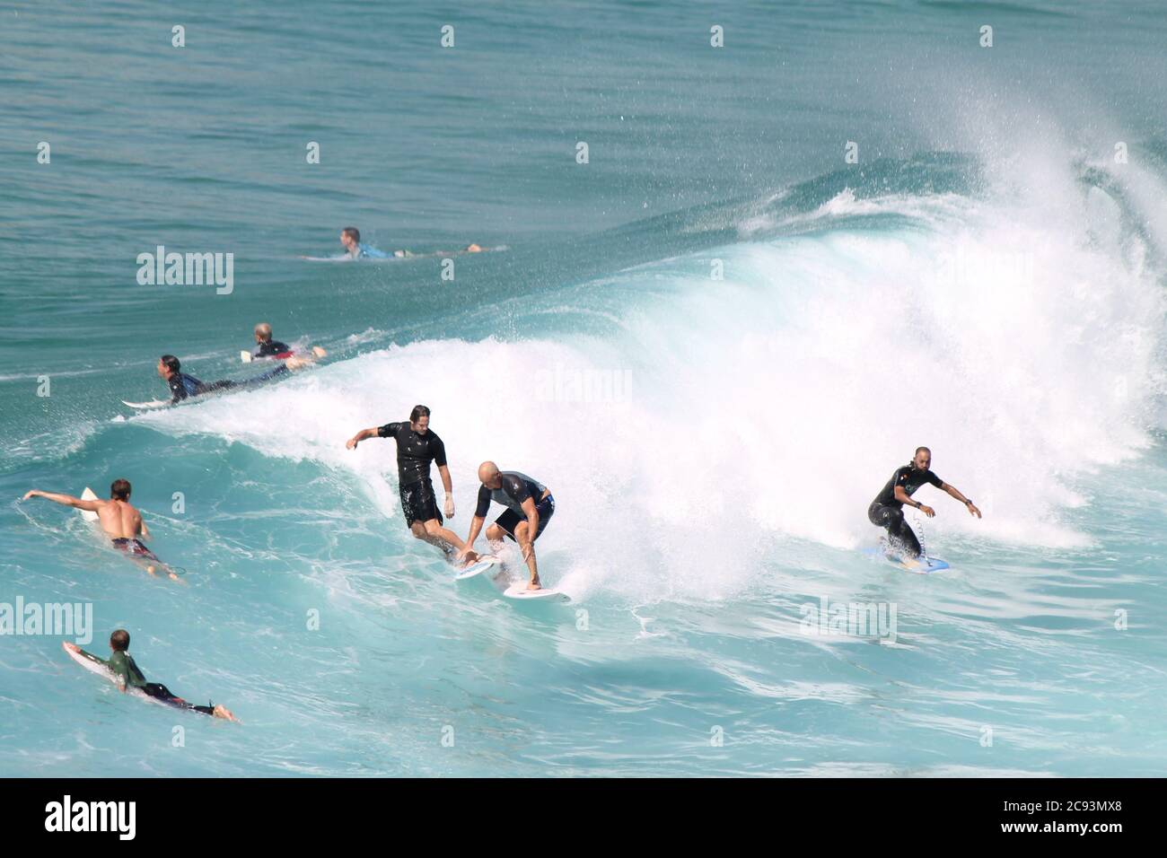 MAROUBRA, AUSTRALIA - 06 ottobre 2015: Conflitto tra 2 surfisti sull'onda australiana della spiaggia di Maroubra Foto Stock