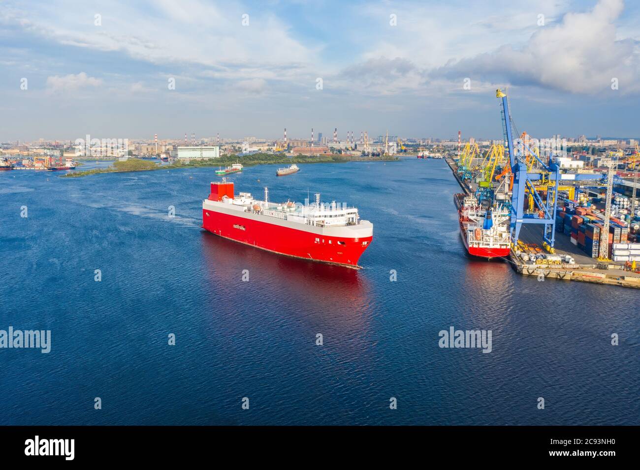 Nave rossa CARGO per il trasporto di automobili e di altri nuovi mezzi di trasporto dal porto al mare Foto Stock