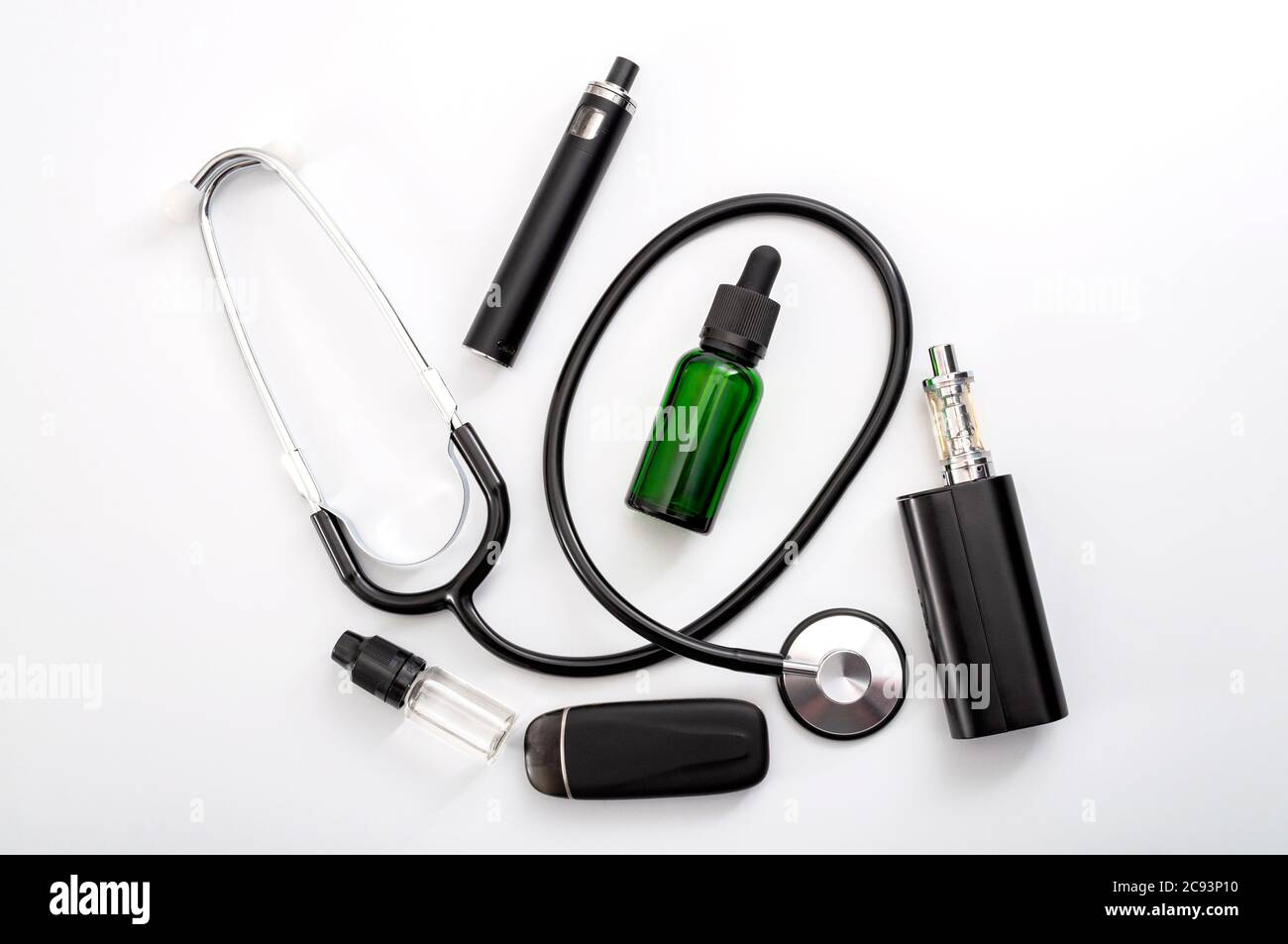Aiuta a smettere di fumare sigarette e rischi per la salute legati al concetto di vaporing con stetoscopio, sigaretta, succo di frutta e pod vape isolato su sfondo bianco Foto Stock