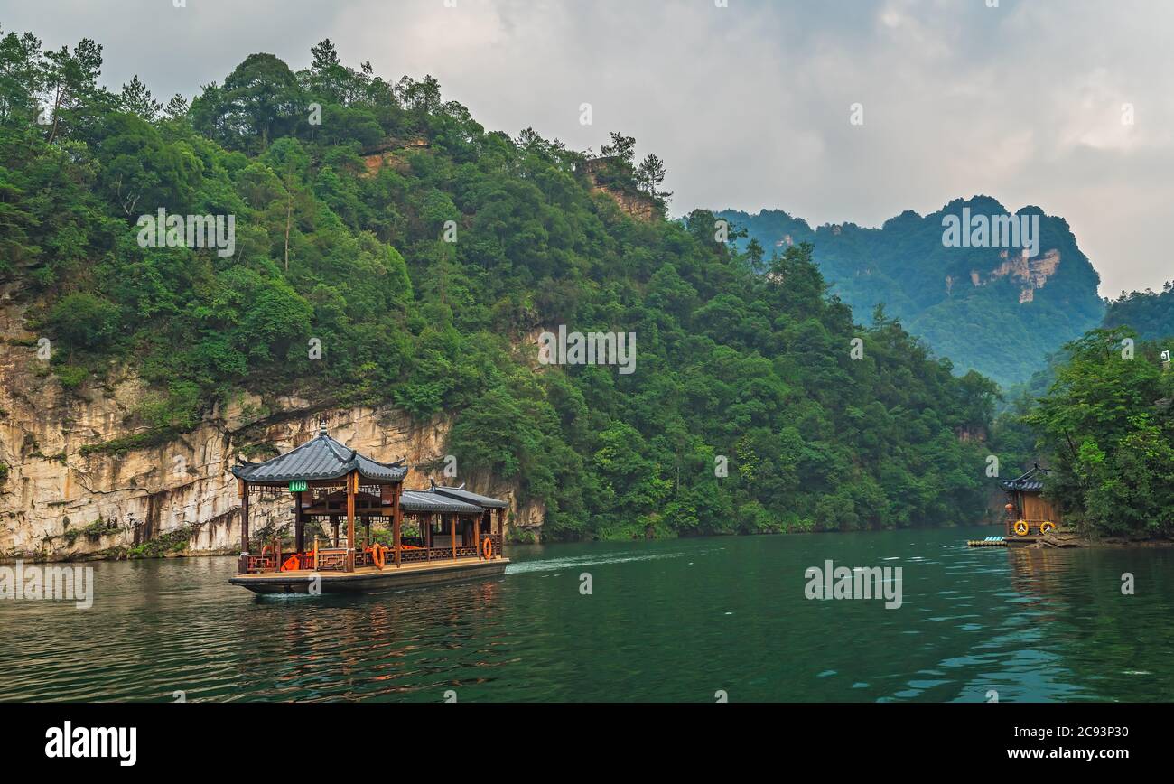 Zhangjiajie, Cina - Agosto 2019 : Barca a vela turistica tra paesaggi carsici incredibilmente belli che circondano il lago Baofeng, Wulingyuan, Zhangjia Foto Stock