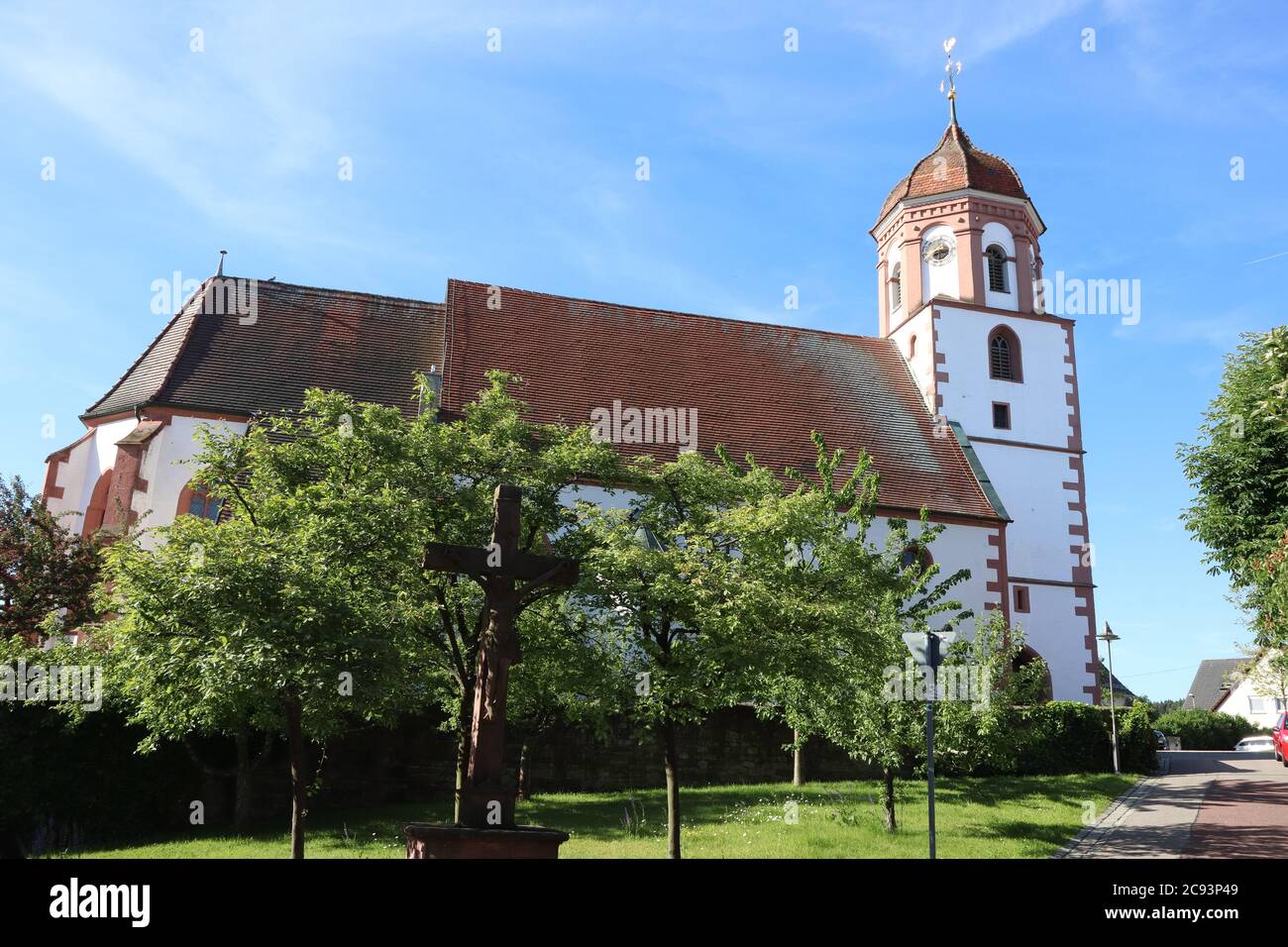 Neuhausen bei Pforzheim, Baden-Württemberg/ Nessuno - Giugno 02 2019: La chiesa cattolica 'st. Urban und Vitus' nella città di Neuhausen, vicino a Pforzheim, Germania Foto Stock