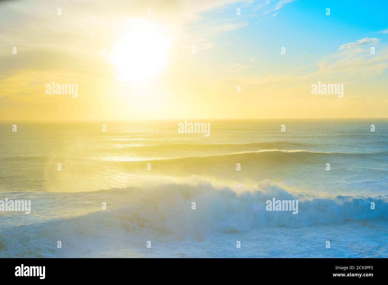 Tramonto sull'oceano Atlantico. Nazare, Portogallo Foto Stock