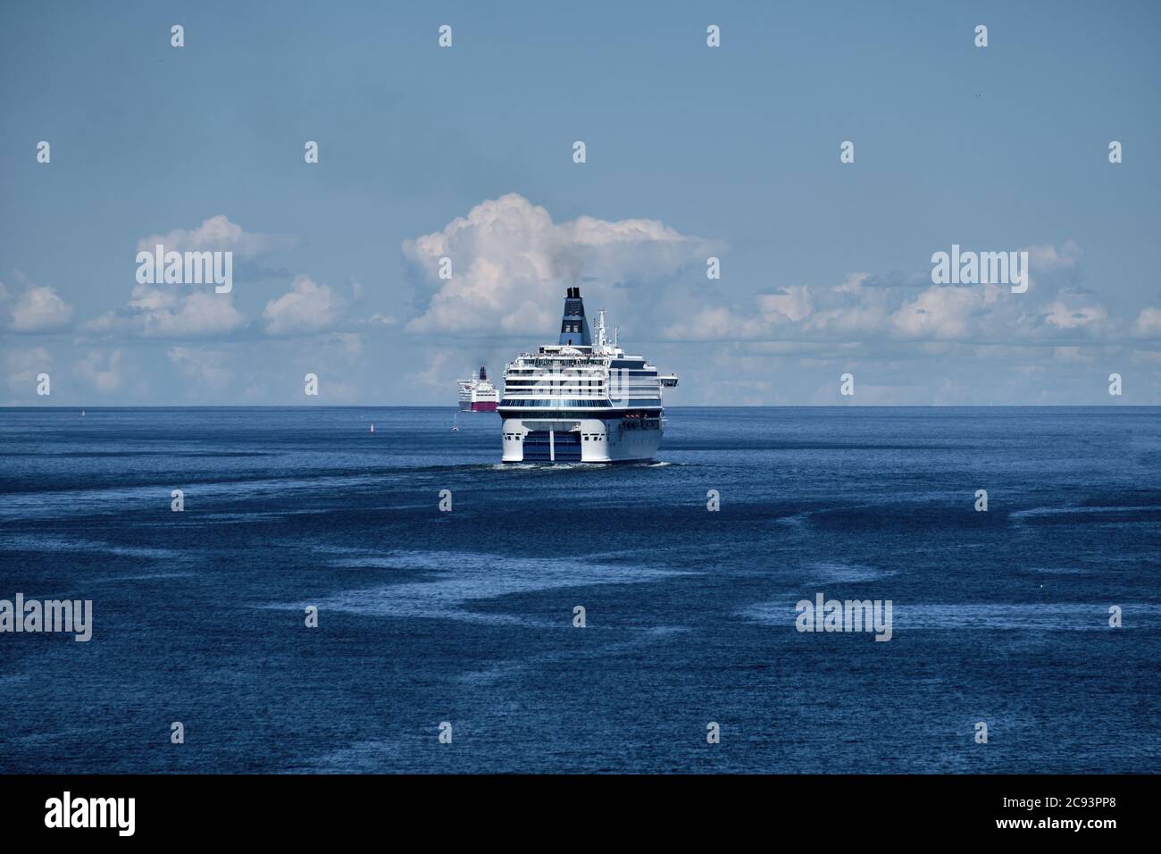 Le navi da crociera in traghetto nel Mar Baltico partono da Tallinn a Helsinki Foto Stock