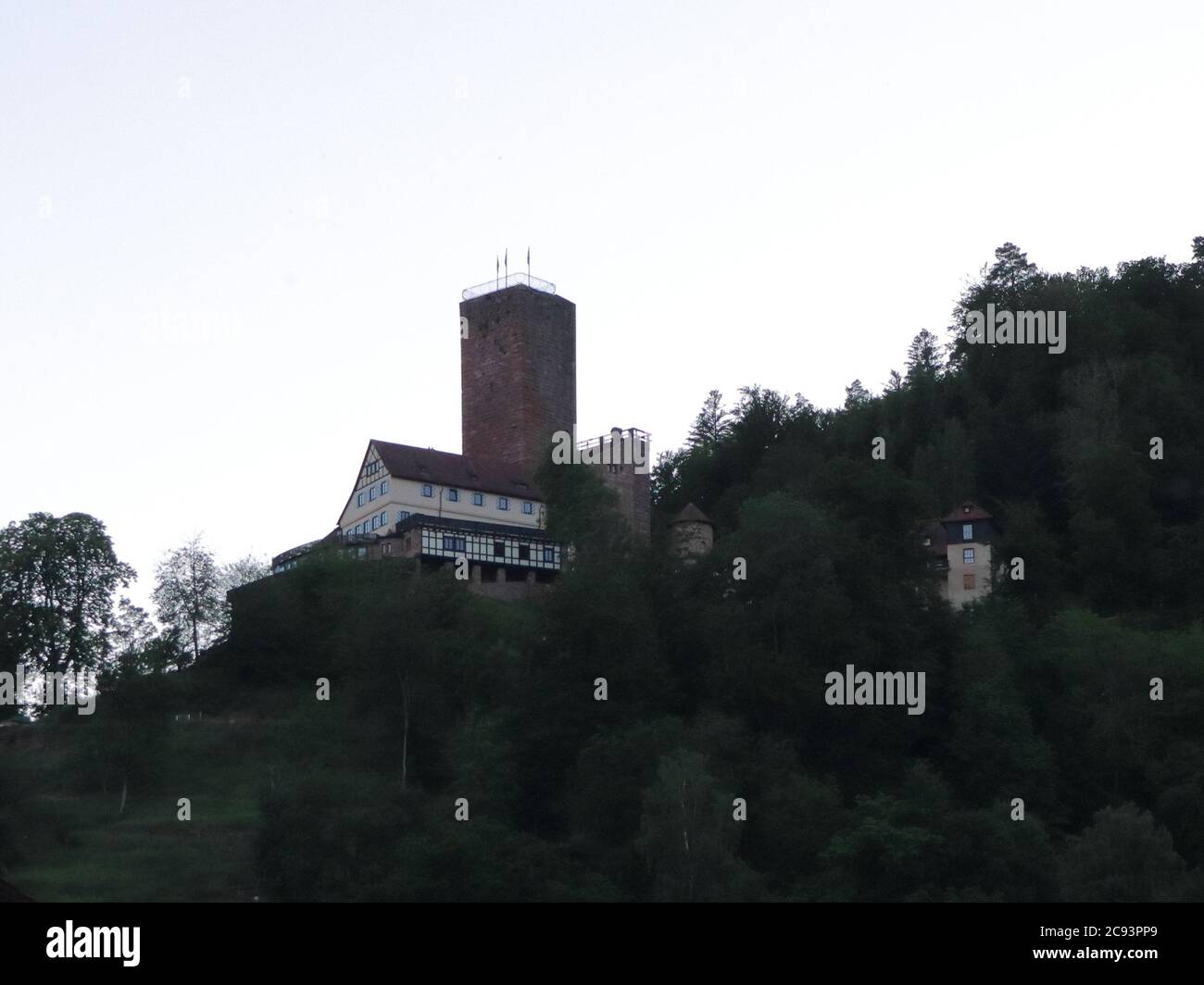 Bad Liebenzell, Baden-Württemberg/Germania - giugno 02 2019: Vecchio castello situato su una collina sopra Bad Liebenzell -a sud della Germania Foto Stock