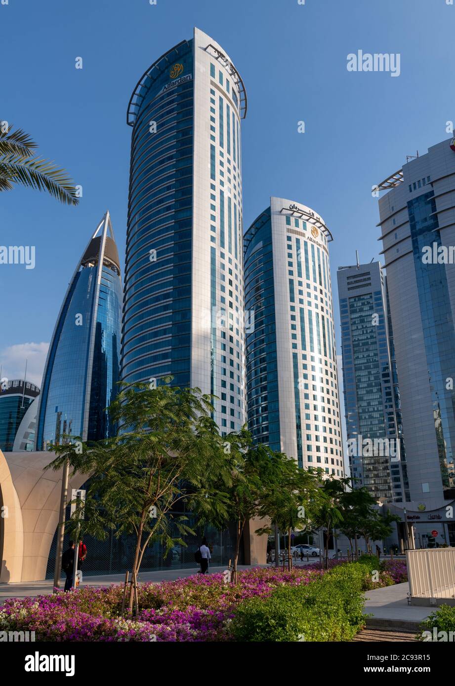 Doha, Qatar - Nov 21. 2019. La torre dell'ufficio Alfardan funziona Foto Stock