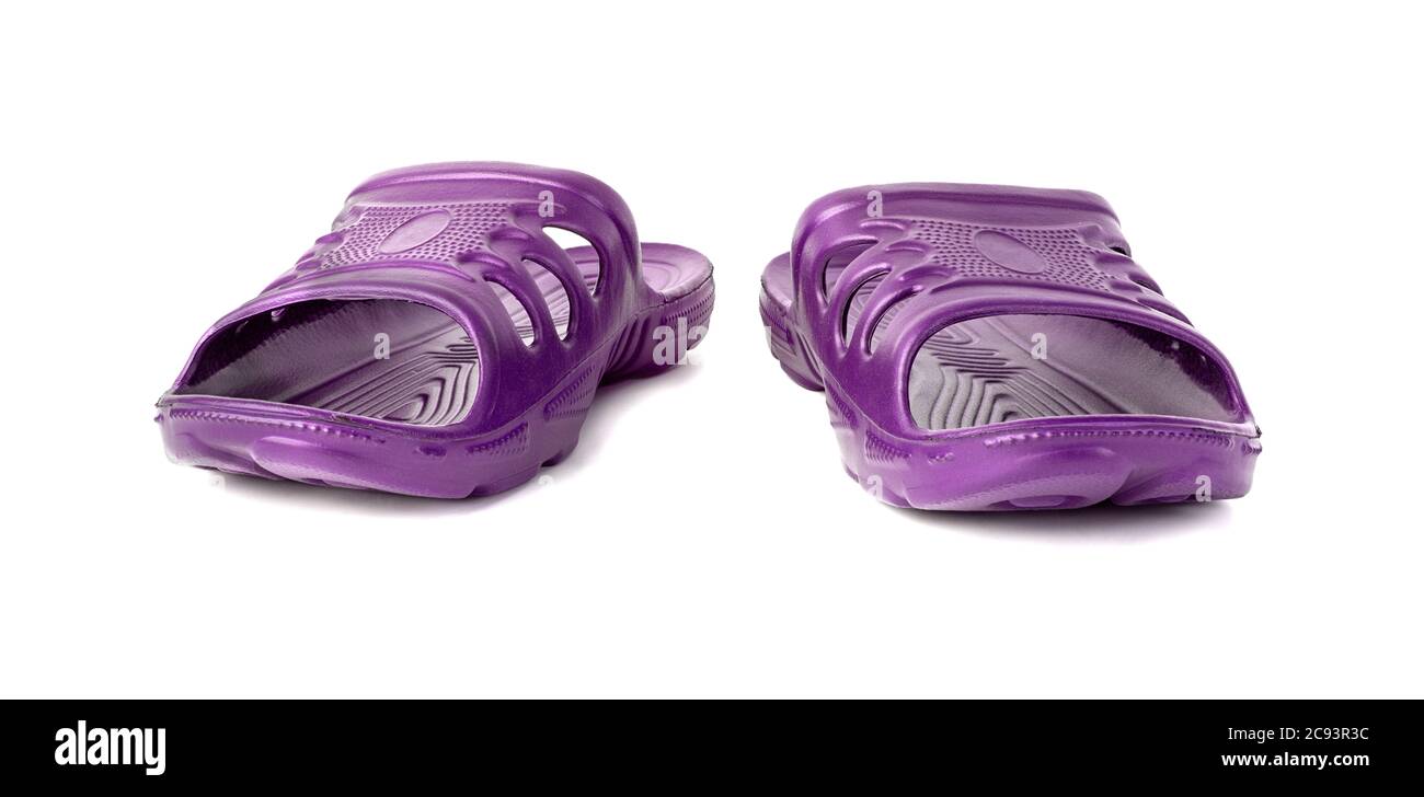 paio di pantofole in gomma viola economiche e resistenti isolate su sfondo bianco. Foto Stock