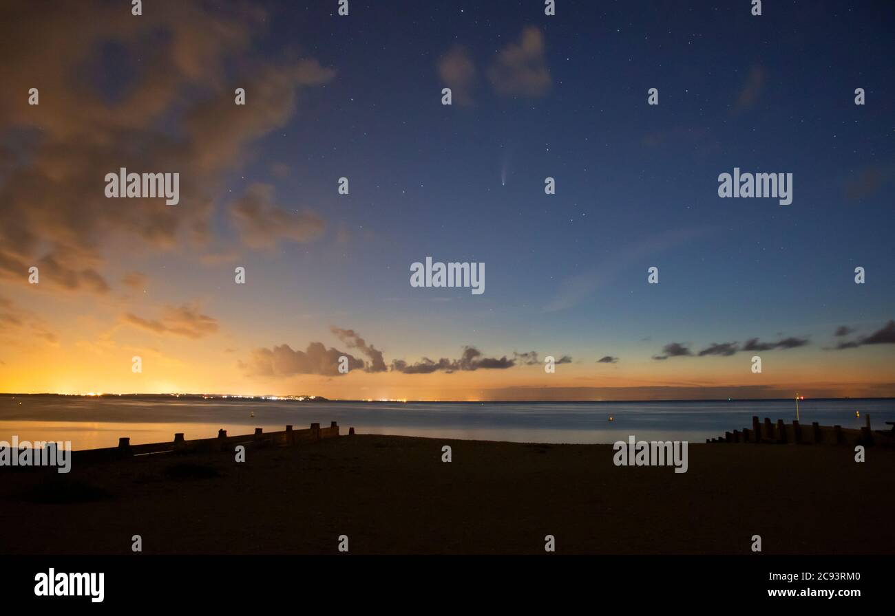 Cometa NEOWISE sull'isola di Sheppey, Kent, UK, il 20 luglio 2020. Foto Stock