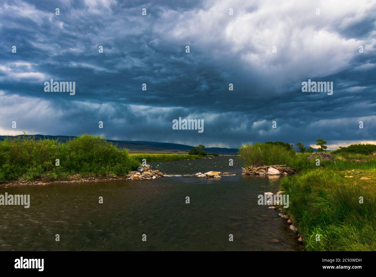 Nuvole di pioggia sul fiume Madison vicino al Parco Nazionale di Yellowstone Foto Stock