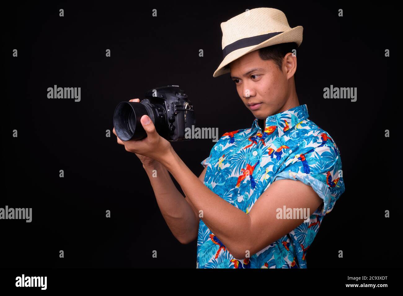 Giovane turista asiatico pronto per una vacanza su sfondo nero Foto Stock