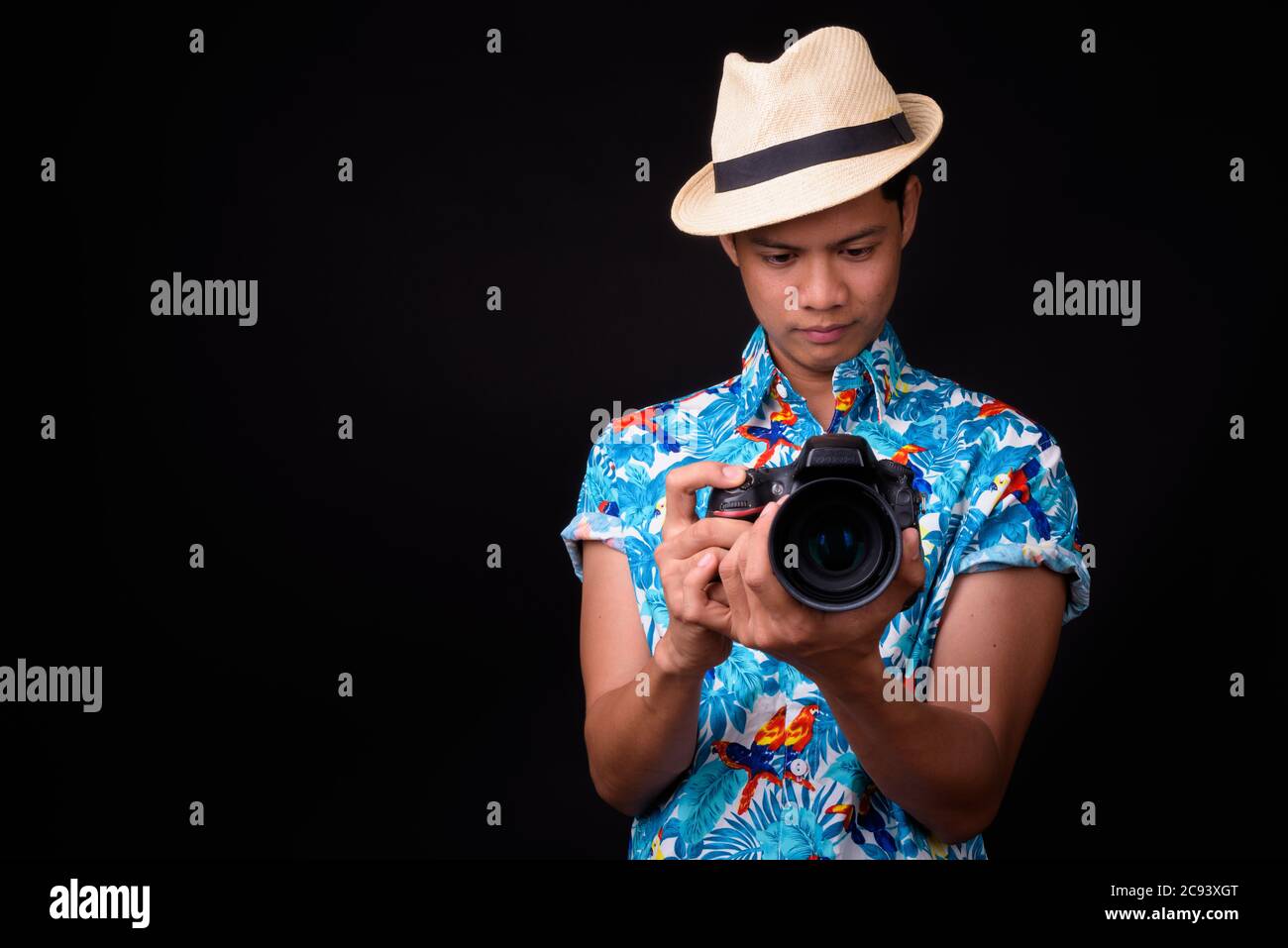 Giovane turista asiatico pronto per una vacanza su sfondo nero Foto Stock