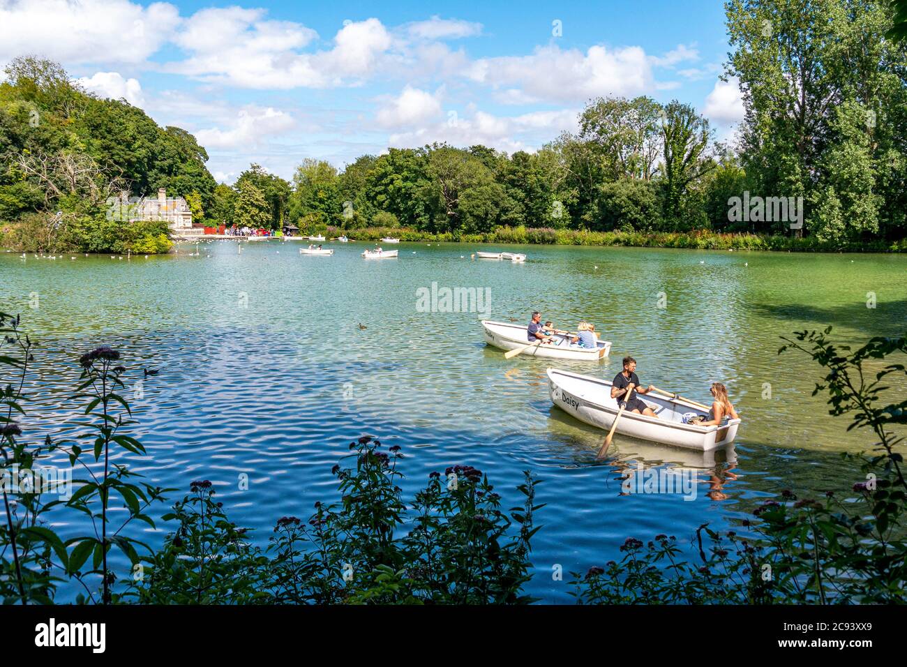 Visitatori del lago Swanbourne, Arundel, West Sussex, Regno Unito. Foto Stock