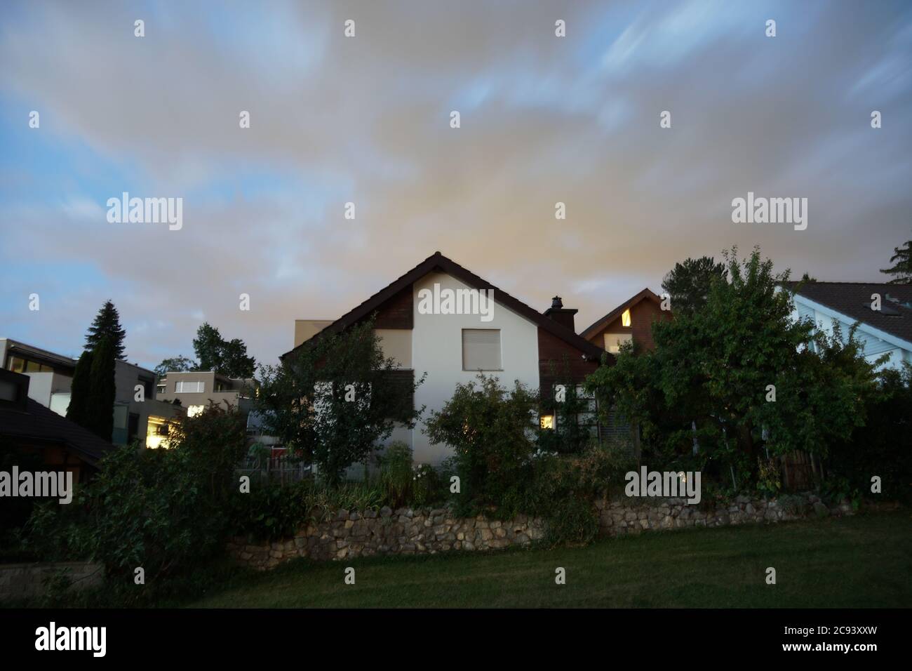 Una serata estiva a Urdorf, in Svizzera, si è abbattuta su un tranquillo quartiere residenziale. Foto Stock