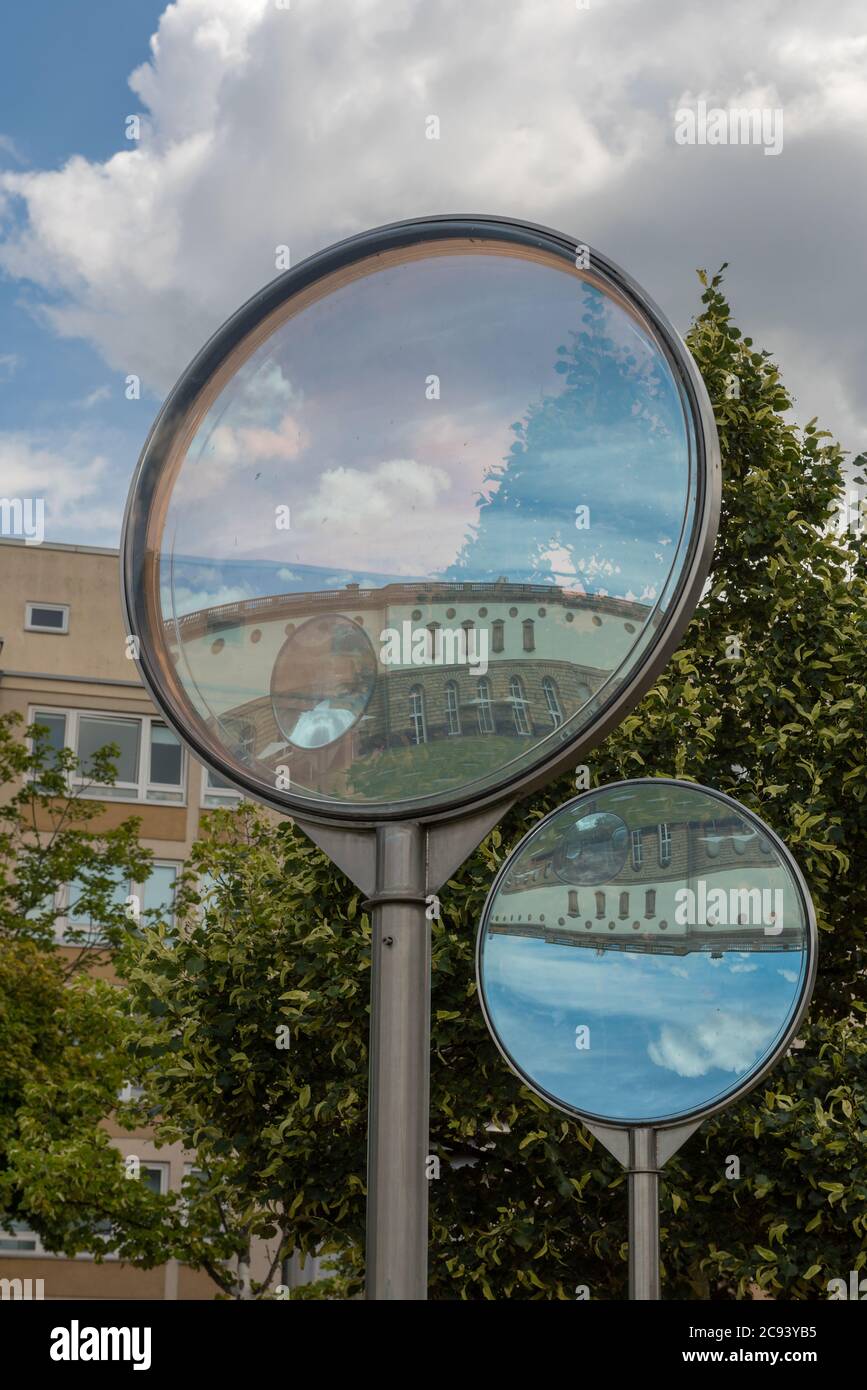 Specchio nel giardino del Museo Staedel, museo d'arte a Francoforte sul meno, Germania Foto Stock