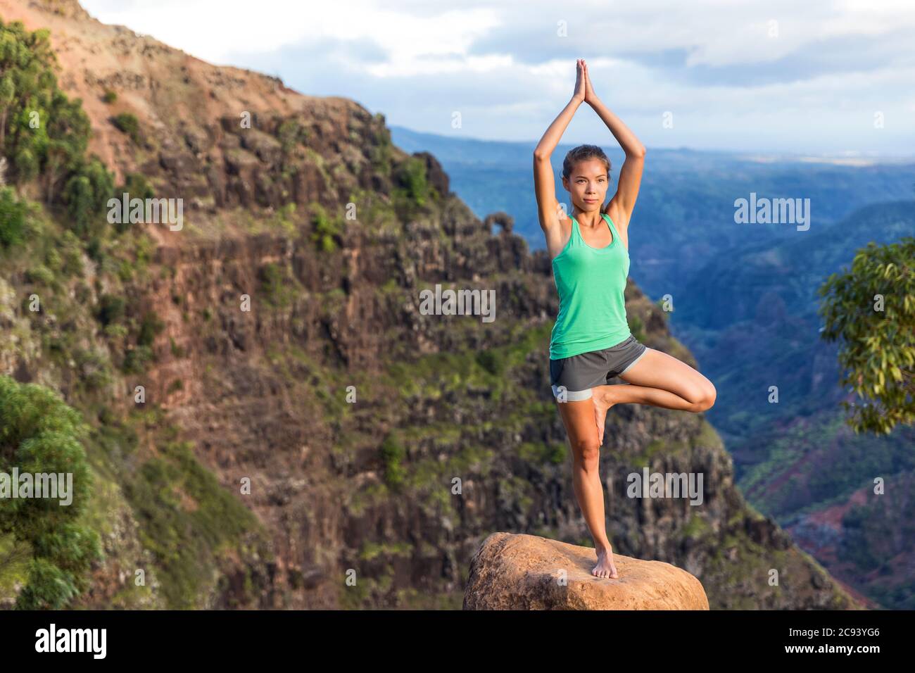 Donna che fa yoga nella natura delle montagne delle Hawaii Foto Stock