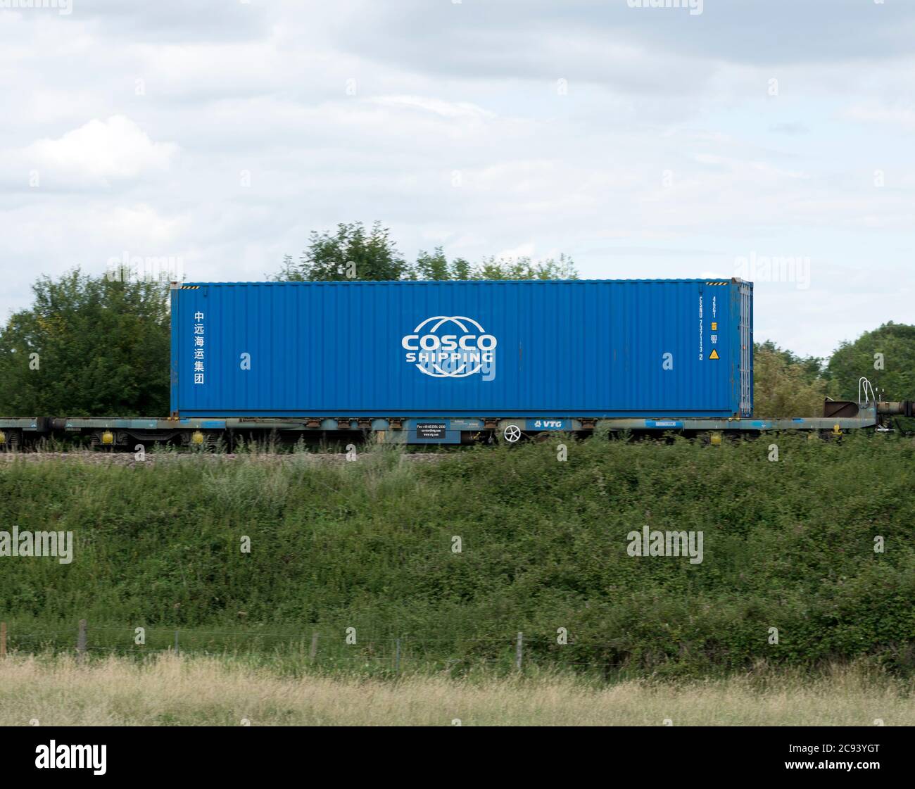 Contenitore di spedizione Cosco su un treno freightliner, Warwickshire, Regno Unito Foto Stock