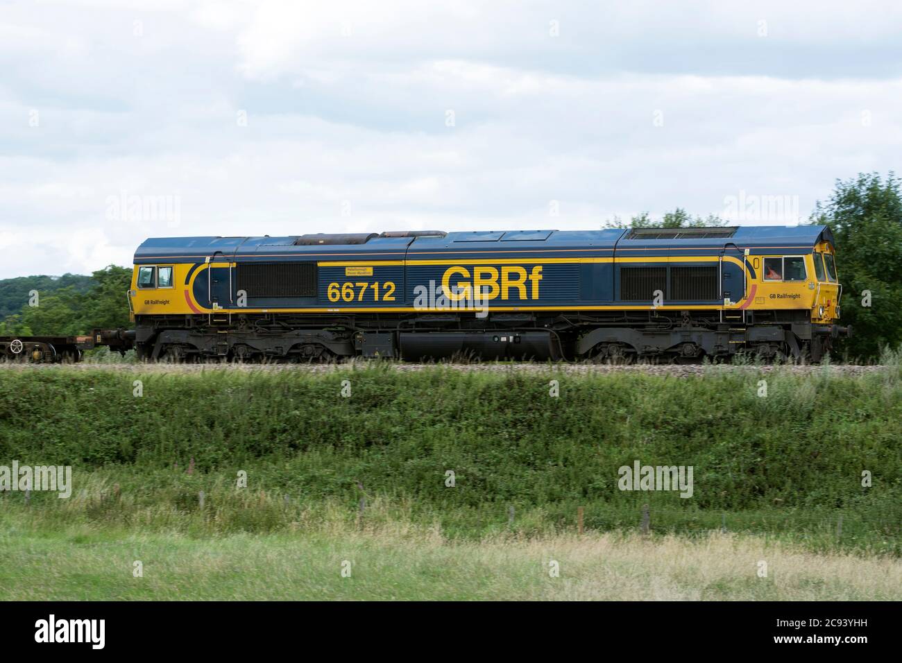 66 66712 ' Peterborough Power Signalbox' che traina un treno merci, Warwickshire, Regno Unito Foto Stock