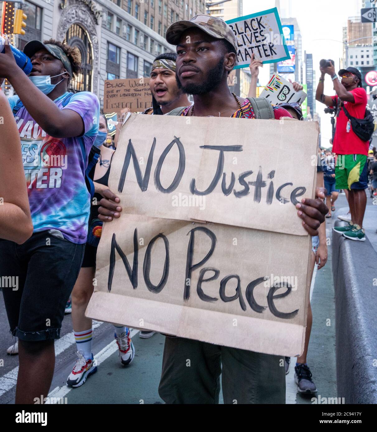 Black Womens/Womxn March Black Lives Matter protesta - No Justice No Peace Sign Foto Stock
