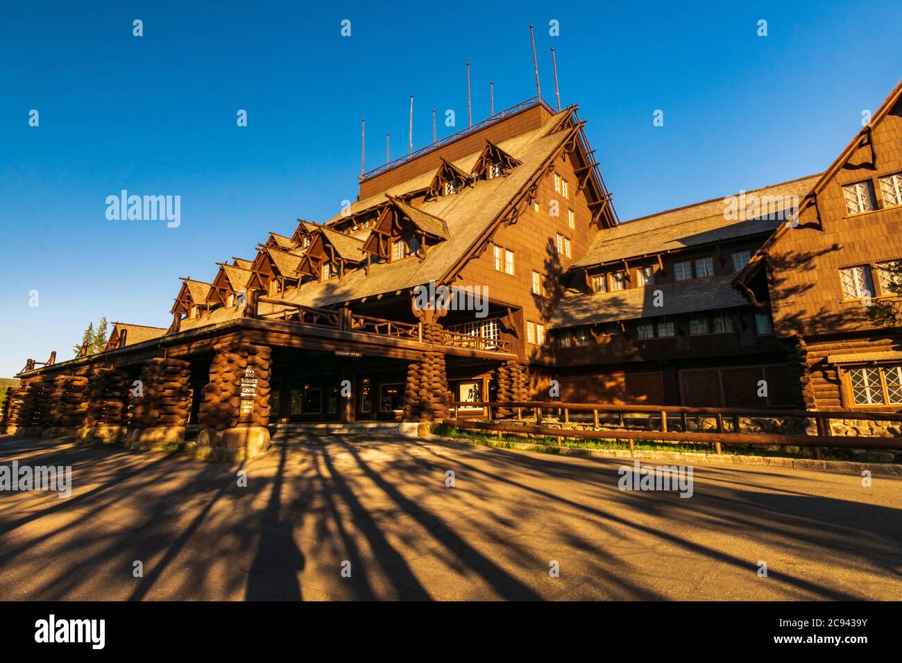 Old Faithful, Yellowstone National Park / USA - 09 luglio 2020: Old Faithful Inn chiuso per stagione a causa della pandemia COVID-19. Foto Stock