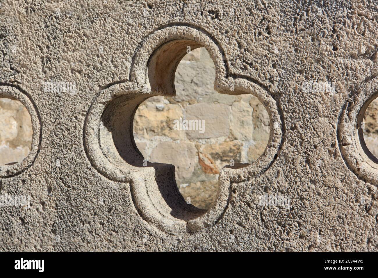 Primo piano di una decorazione floreale a forma di croce presso il ponte Revelin nella città vecchia (patrimonio dell'umanità dell'UNESCO) di Dubrovnik, Croazia Foto Stock