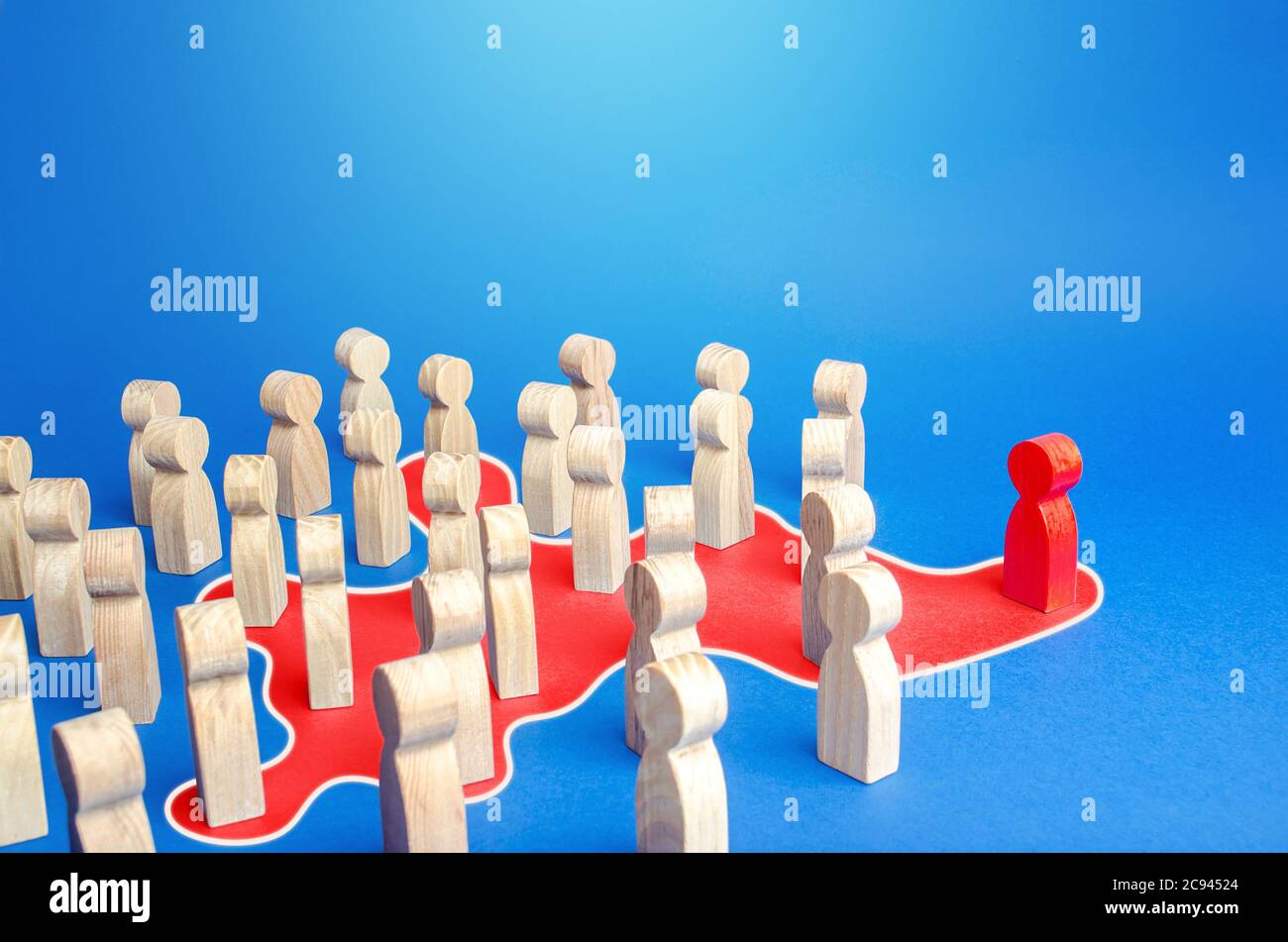 L'uomo rosso diffonde la sua influenza sulle persone intorno a lui. Unire le persone su una nuova idea. Collaborazione, cooperazione. Reclutamento di seguaci. Manipolo influencer Foto Stock