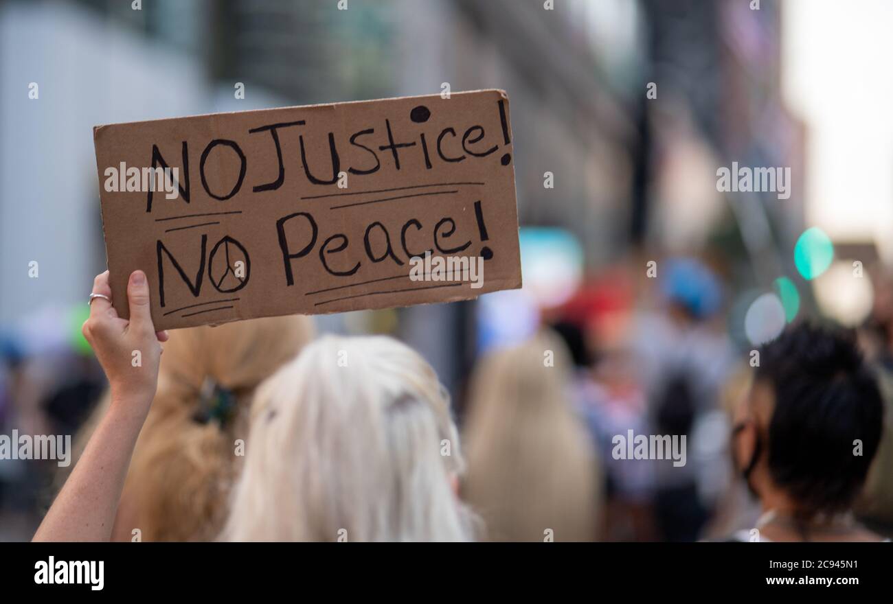 Black Womens/Womxn March Black Lives Matter - No Justice No Peace cartoncino segno Foto Stock