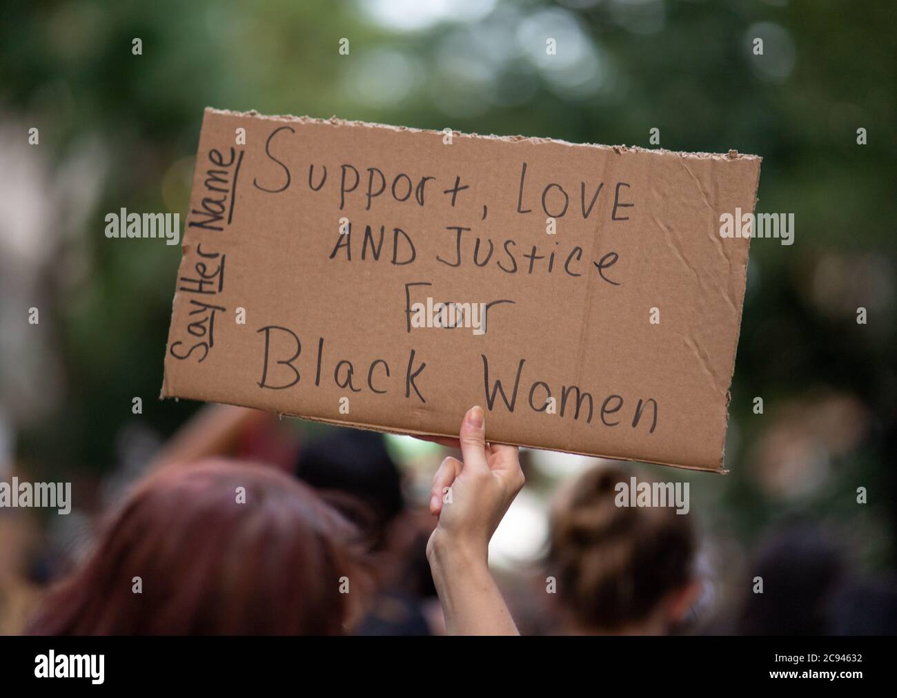 Black Womens/Womxn March Black Lives Matter protesta - supporto, Amore e Giustizia per Black Women segno Foto Stock