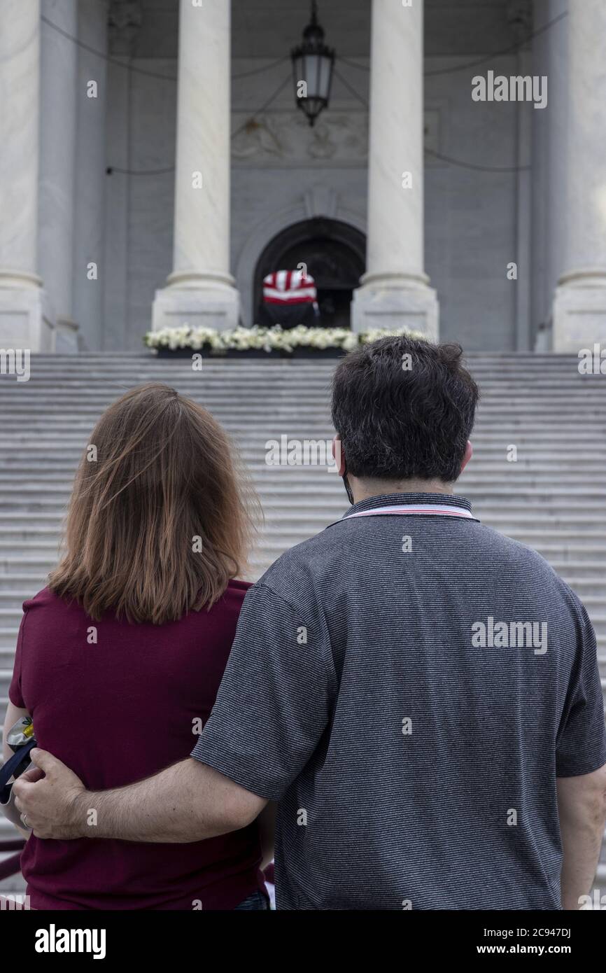 Washington, Stati Uniti. 28 luglio 2020. Il cofanetto contenente il corpo del congressista John Lewis, D-GA che giace nello stato, durante il secondo giorno di osservazione pubblica al Captiol degli Stati Uniti a Washington DC martedì 28 luglio 2020. A causa della pandemia COVID-19, il civilÊrights è stato spostato all'esterno, dove il pubblico può pagare gli omaggi in modo sicuro. Foto di Tasos Katopodis/UPI. Credit: UPI/Alamy Live News Foto Stock