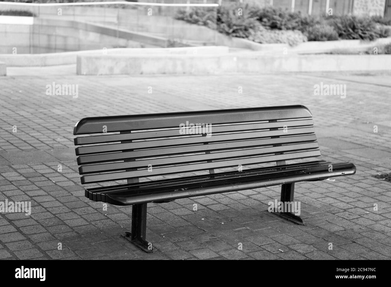 Mobili urbani. Panca o sedile per esterni. Panca City con schienale. Panca stradale su pavimentazione. Riposatevi e rilassatevi. Godetevi la vostra zona circostante. Foto Stock