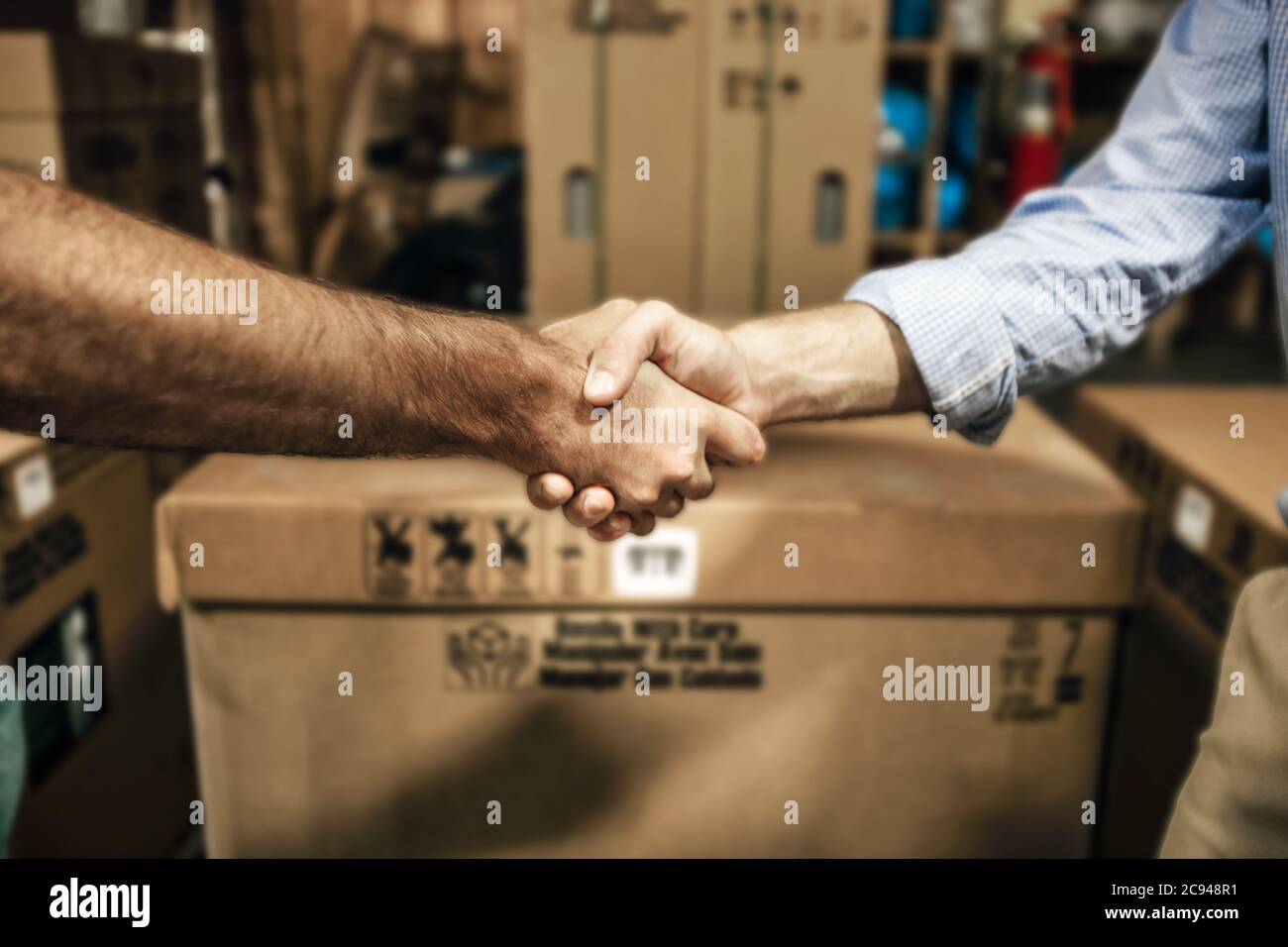 Due uomini scuotono le mani Foto Stock