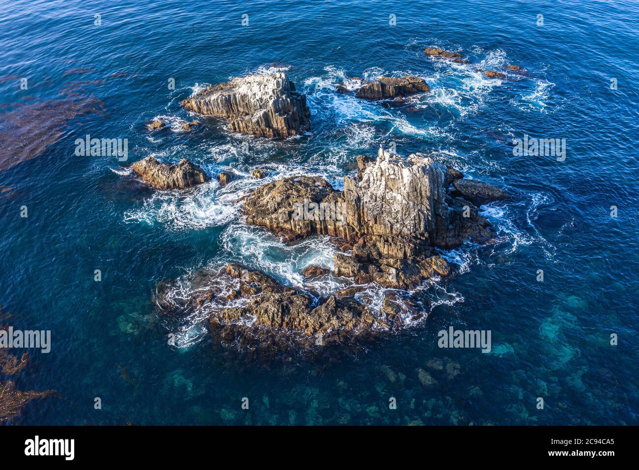 Un'immagine aerea di droni delle famose rocce di foche a Laguna Beach è un luogo di immersioni subacquee preferito e sede di molti leoni marini. Foto Stock