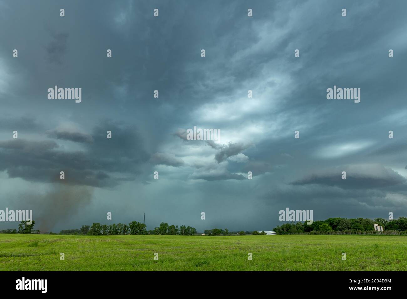 Panorama di un massiccio sistema di tempesta, che è una fase pre-tornado, passa su una parte erbosa delle pianure grandi mentre cercava ferocemente di generare di più Foto Stock