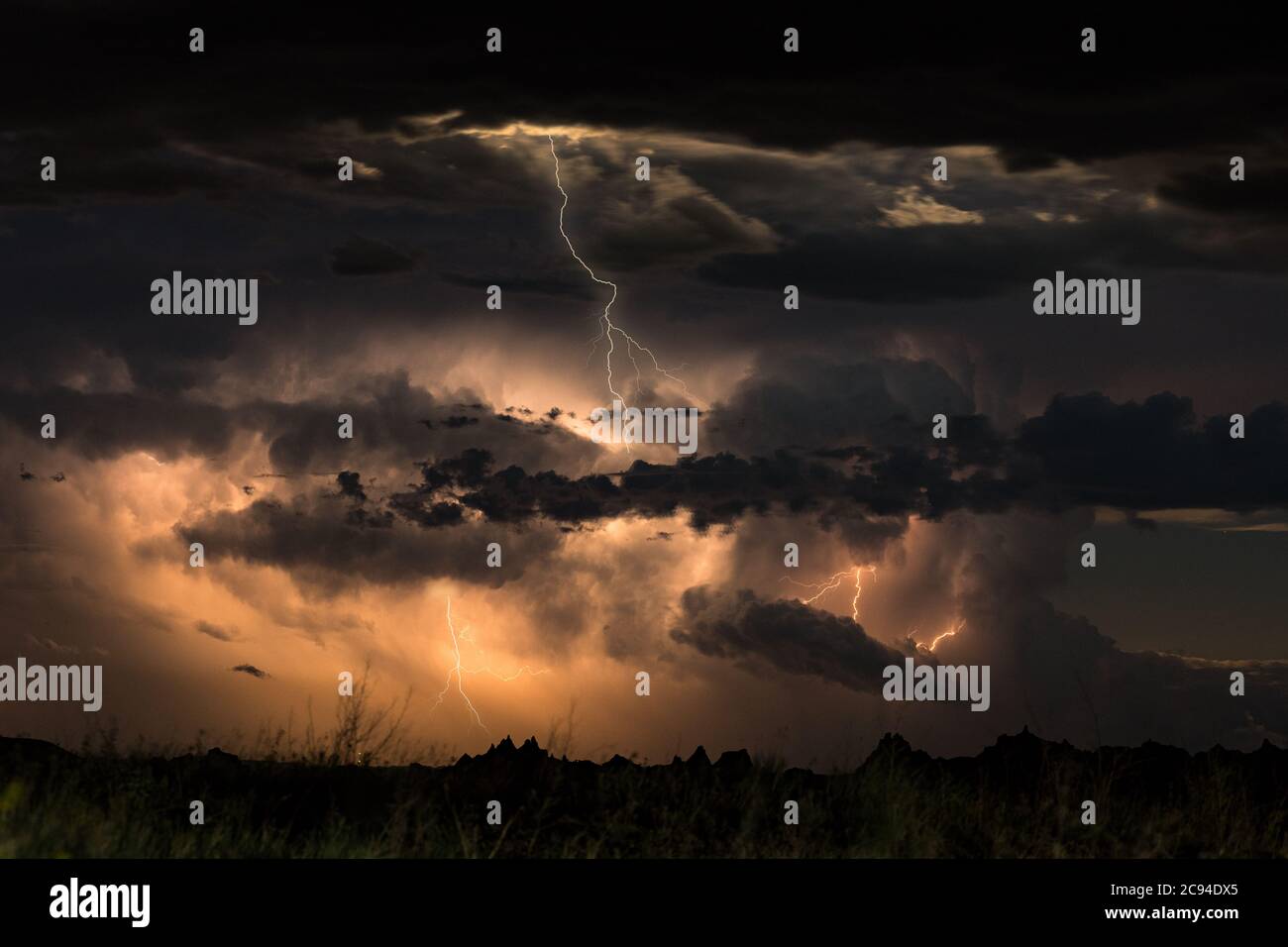 Una tempesta di fulmini sulle Great Plains offre un'incredibile spettacolo di luci di notte Foto Stock