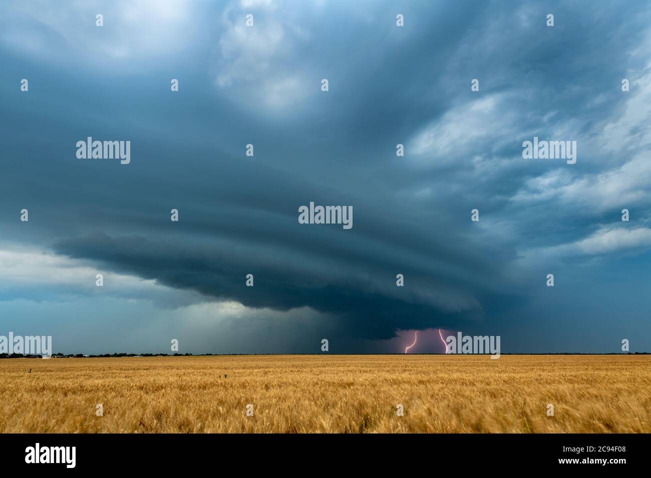 Una supercella meteorologica mesociclone, che è una fase pre-tornado, passa sopra le grandi pianure mentre la pioggia versante e fulmini cracking evidenziare l'ho Foto Stock