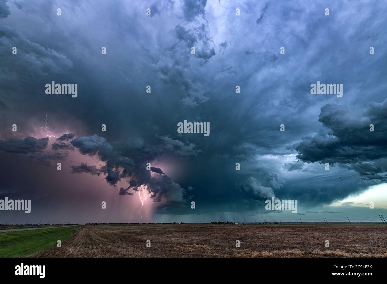 Una supercella meteorologica mesociclone, che è una fase pre-tornado, passa sopra le grandi pianure mentre la pioggia versante e fulmini cracking evidenziare l'ho Foto Stock