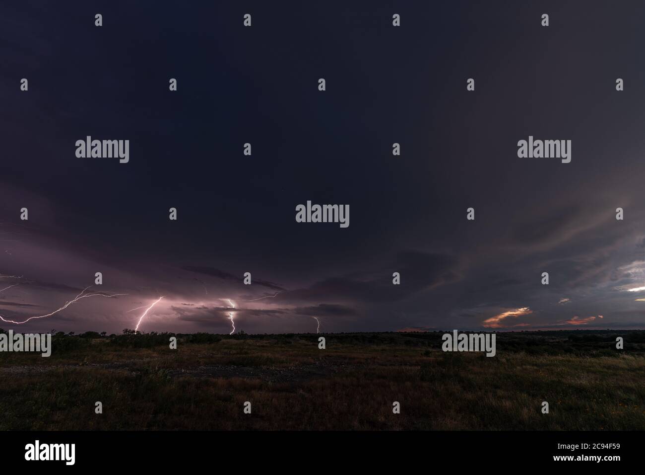 Una tempesta di fulmini sulle Great Plains offre un'incredibile spettacolo di luci di notte Foto Stock